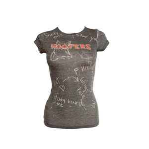 hooters y2k fitted graphic t-shirt